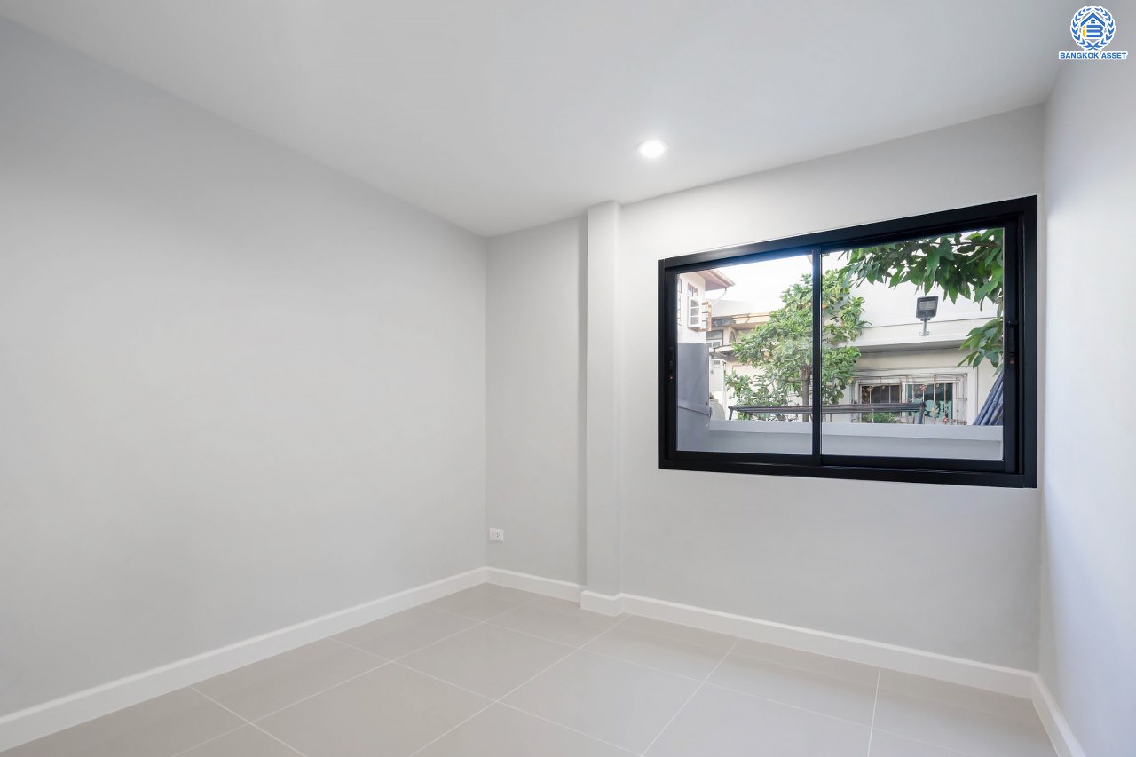 บ้านมือสองตกแต่งใหม่ โครงการ พลับพลาวิลล่า บรมราชชนนี หลังใหญ่พิเศษพร้อมอยู่ เนื้อที่ 57 ตร.ว. ดีไซน์สวย ฟังก์ชัน 4 ห้องนอน 3 ห้องน้ำ 2 ที่จอดรถ บนทำเลเดินทางสะดวก เชื่อมต่อหลายเส้นทาง ใกล้เซ็นทรัลปิ่นเกล้า จุดขึ้นทางด่วน "ศรีรัช" และเพียง 10 นาทีถึงMRT "สถานีไฟฉาย"